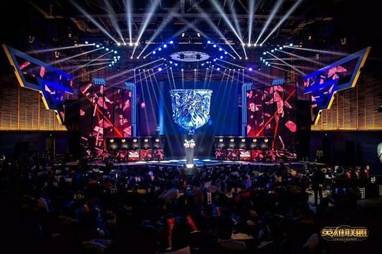 行了深刻的 行了深刻的